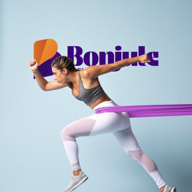 Spor Salonu Reklamı Nasıl Verilir blog yazısına koşan bir sporcu kadın fotoğrafı